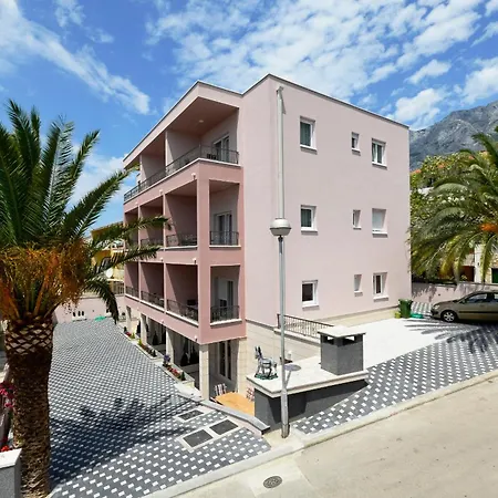 Cavar 1, Close To The *