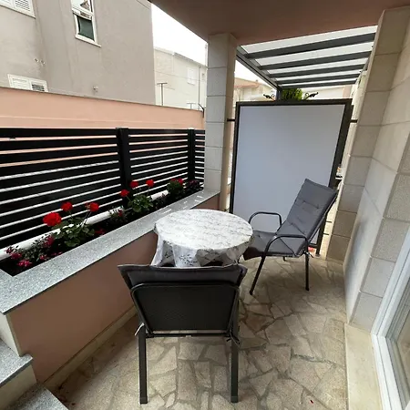Cavar 1, Close To The
